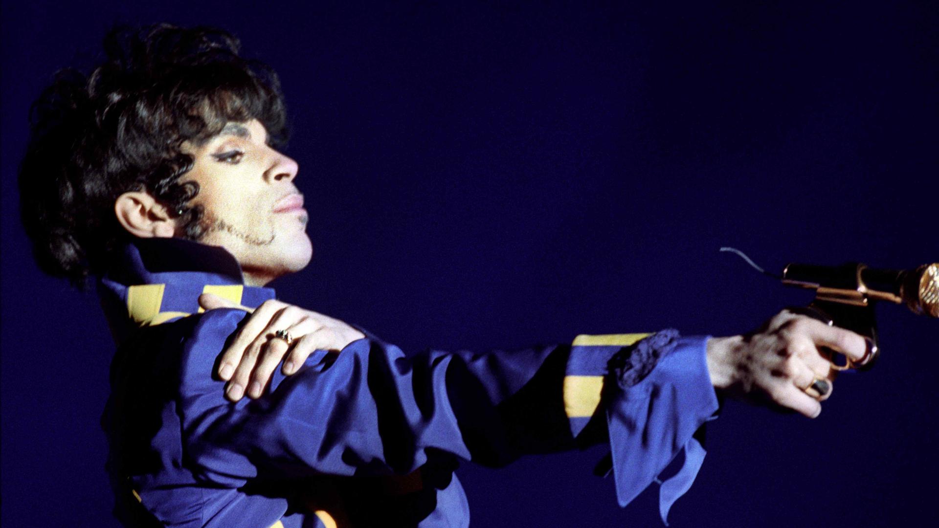 Ein Mikrofon in Form einer Pistole benutzte US-Pop-Star Prince beim Eröffnungskonzert des Open-Air-Festival in Lüneburg am 03.09.1993. Ein Mikrofon in Form einer Pistole benutzte US-Pop-Star Prince beim Eröffnungskonzert des Open-Air-Festival in Lüneburg am 03.09.1993.