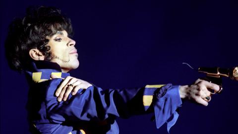 Ein Mikrofon in Form einer Pistole benutzte US-Pop-Star Prince beim Eröffnungskonzert des Open-Air-Festival in Lüneburg am 03.09.1993. Ein Mikrofon in Form einer Pistole benutzte US-Pop-Star Prince beim Eröffnungskonzert des Open-Air-Festival in Lüneburg am 03.09.1993.