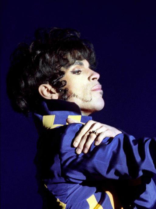 Ein Mikrofon in Form einer Pistole benutzte US-Pop-Star Prince beim Eröffnungskonzert des Open-Air-Festival in Lüneburg am 03.09.1993. Ein Mikrofon in Form einer Pistole benutzte US-Pop-Star Prince beim Eröffnungskonzert des Open-Air-Festival in Lüneburg am 03.09.1993.