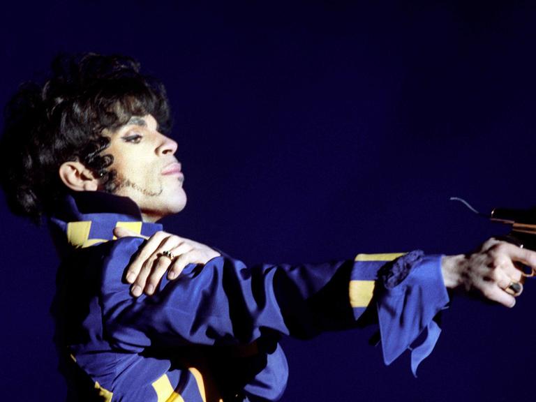 Ein Mikrofon in Form einer Pistole benutzte US-Pop-Star Prince beim Eröffnungskonzert des Open-Air-Festival in Lüneburg am 03.09.1993. Ein Mikrofon in Form einer Pistole benutzte US-Pop-Star Prince beim Eröffnungskonzert des Open-Air-Festival in Lüneburg am 03.09.1993.
