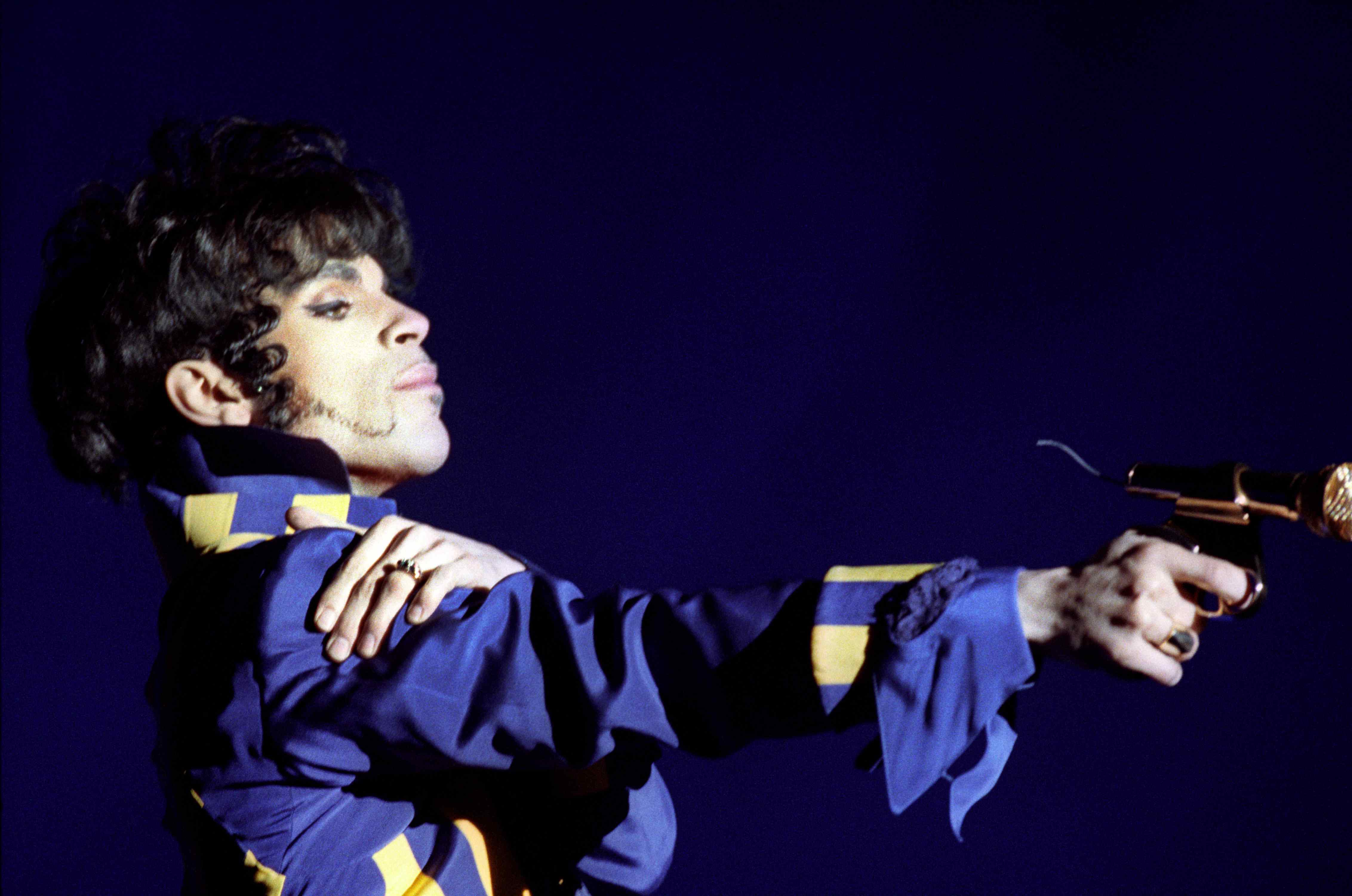 Ein Mikrofon in Form einer Pistole benutzte US-Pop-Star Prince beim Eröffnungskonzert des Open-Air-Festival in Lüneburg am 03.09.1993.