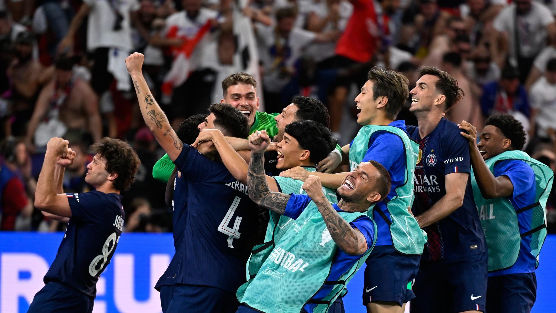 Spieler des PSG feiern nach dem Elfmeterschießen