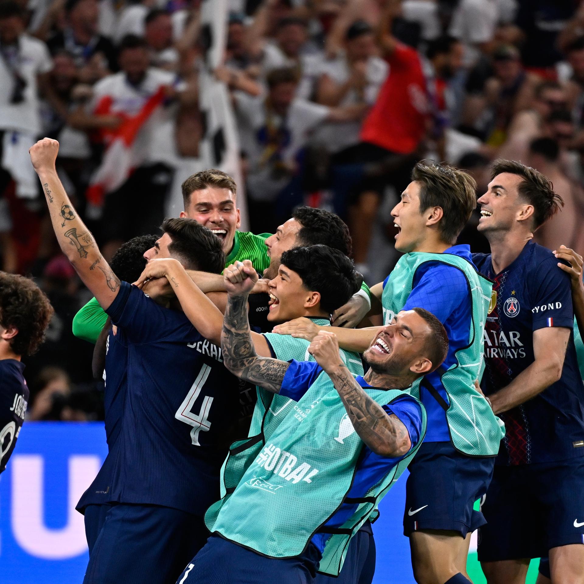 Spieler des PSG feiern nach dem Elfmeterschießen