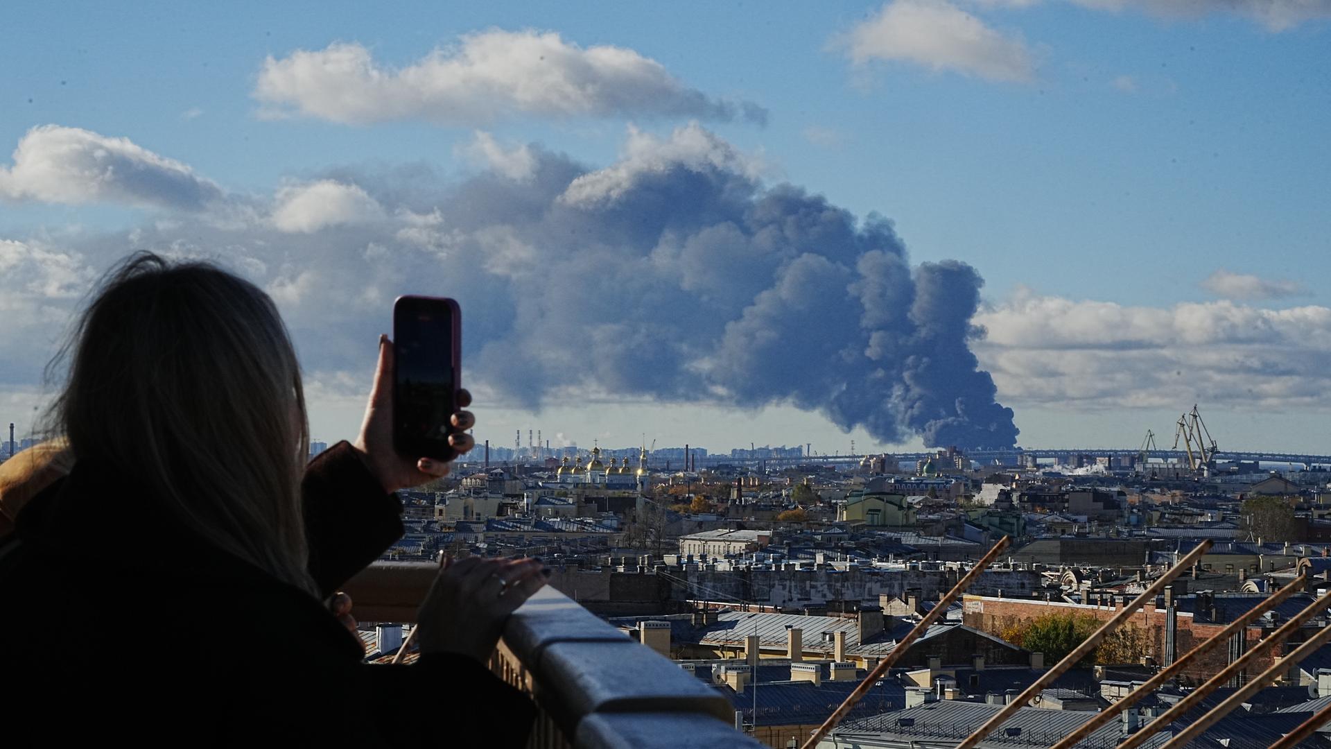 Russland, St. Petersburg: Nach ukrainischen Drohnenangriffen auf ein Industriegebiet steigen Rauchwolken in den Himmel.