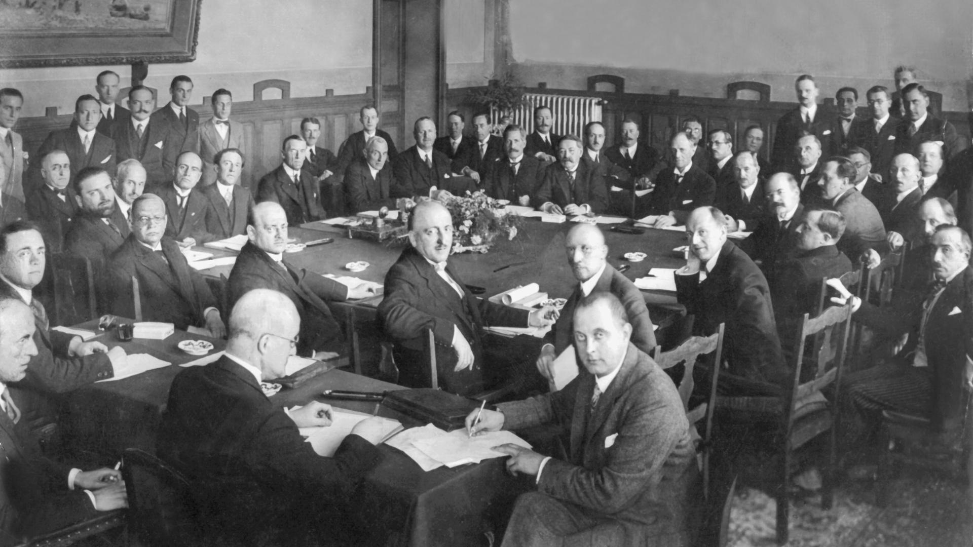 Die Schlußsitzung in Locarno: Am 16. Oktober 1925 wurde in Locarno der Sicherheitspakt zwischen Belgien, Deutschland, Frankreich, Großbritannien, Italien, Polen und der Tschechoslowakei unterzeichnet.