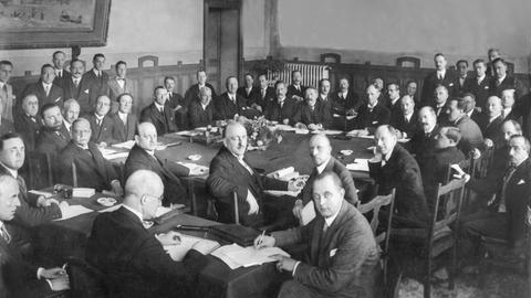 Die Schlußsitzung in Locarno: Am 16. Oktober 1925 wurde in Locarno der Sicherheitspakt zwischen Belgien, Deutschland, Frankreich, Großbritannien, Italien, Polen und der Tschechoslowakei unterzeichnet.