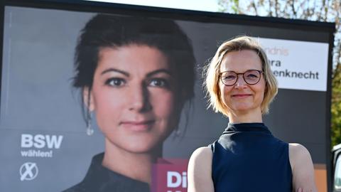 Katja Wolf, Landesvorsitzende des Bündnis Sahra Wagenknecht (BSW) und Spitzenkandidatin für die Landtagswahl in Thüringen, steht vor einem Plakat mit dem Bild der Parteivorsitzenden S. Wagenknecht.