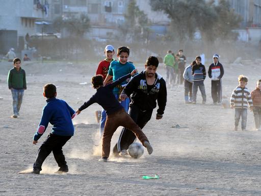 Kinder in spielen in den Straßen von Damaskus Fußball