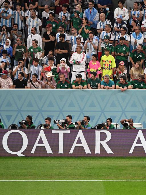 Eine Werbebande für Qatar Airways bei der WM in Katar.
