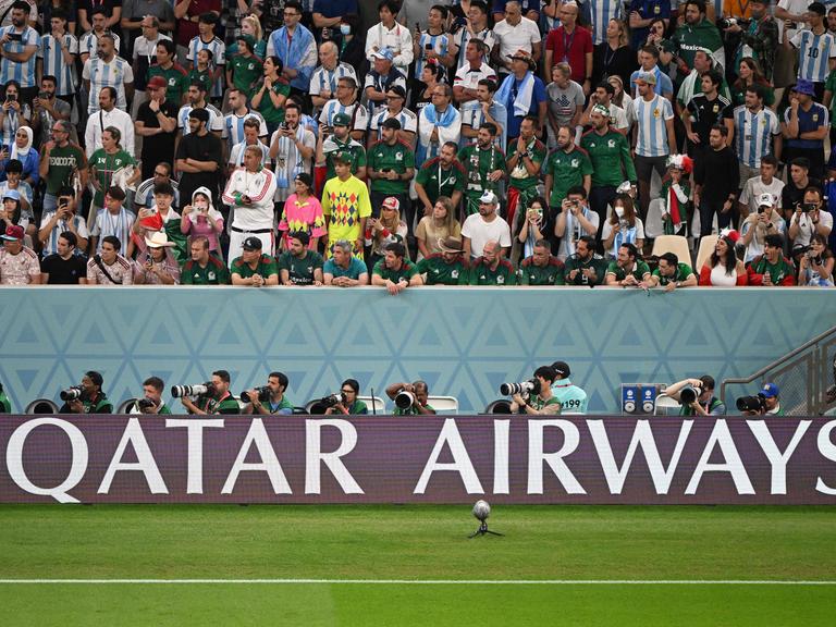Eine Werbebande für Qatar Airways bei der WM in Katar.