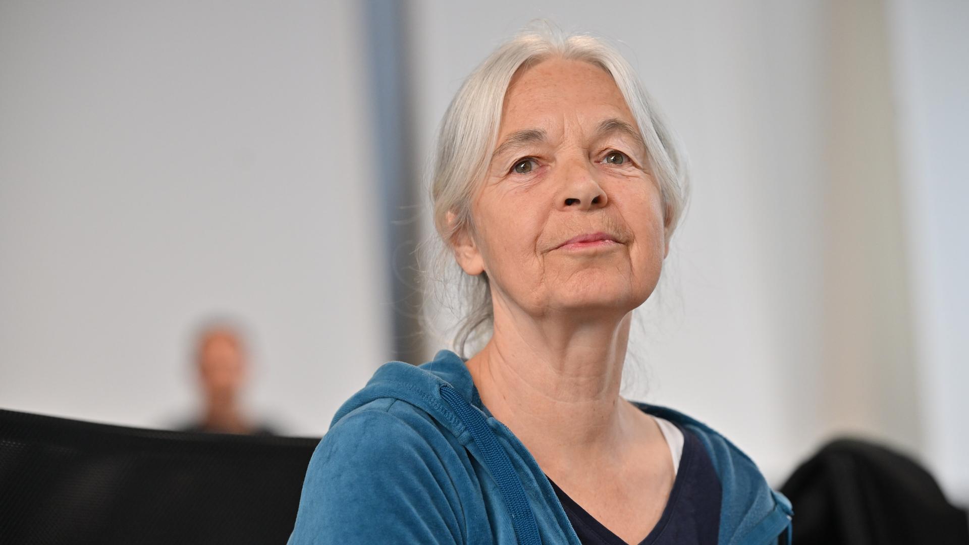 Niedersachsen, Verden: Die Angeklagte Daniela Klette sitzt in dem provisorischen Gerichtssaal des Landgerichts Verden in Verden-Eitze. 