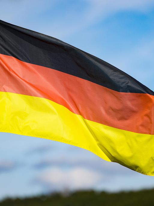 Eine Deutschlandfahne weht im Wind