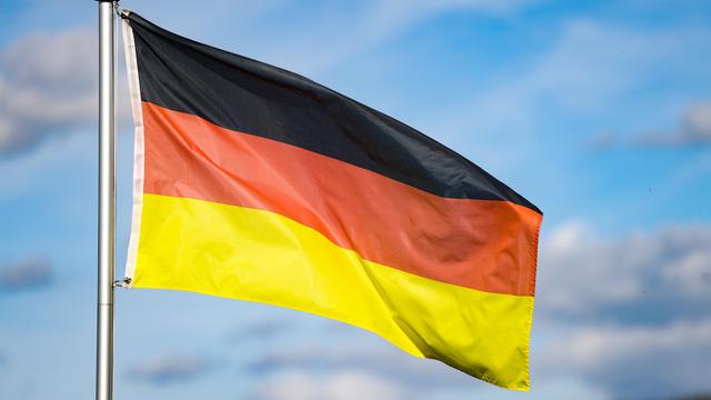 Eine Deutschlandfahne weht im Wind