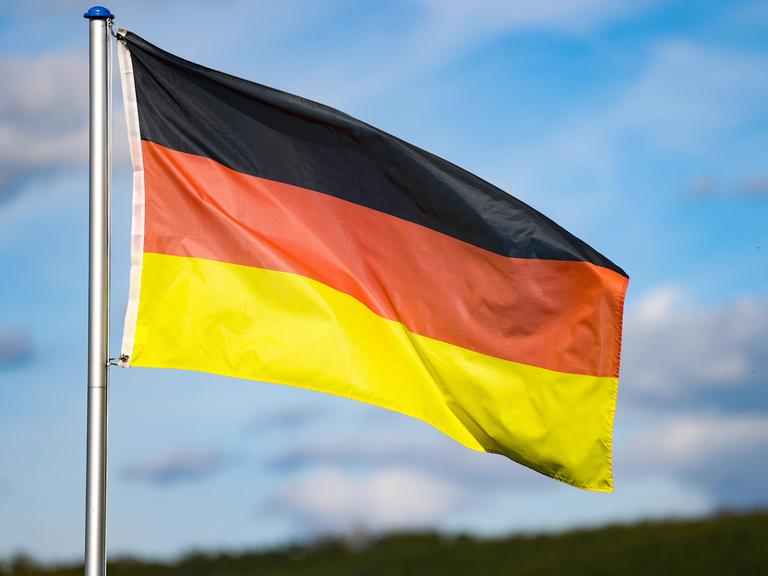 Eine Deutschlandfahne weht im Wind