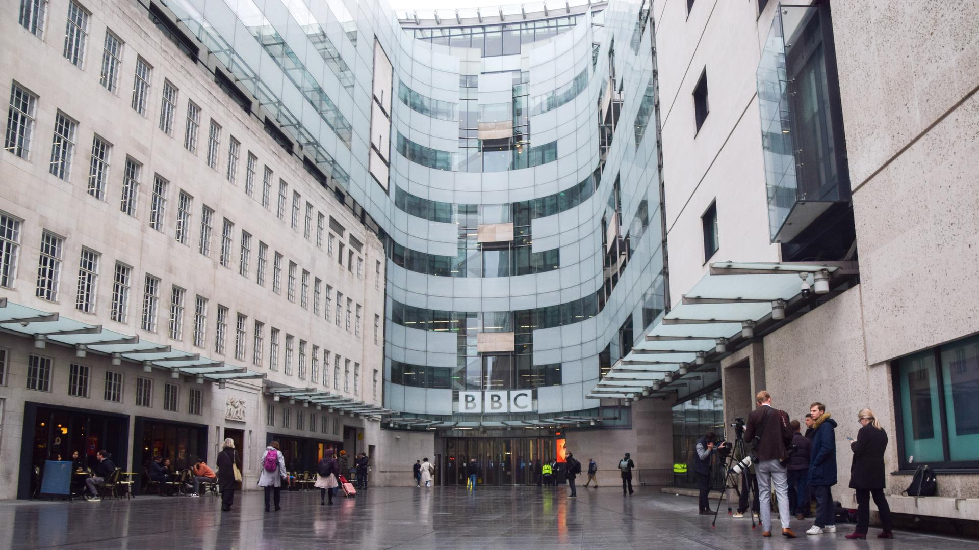 Einige Menschen befinden sich vor dem Eingang der BBC in London, Großbritannien. 