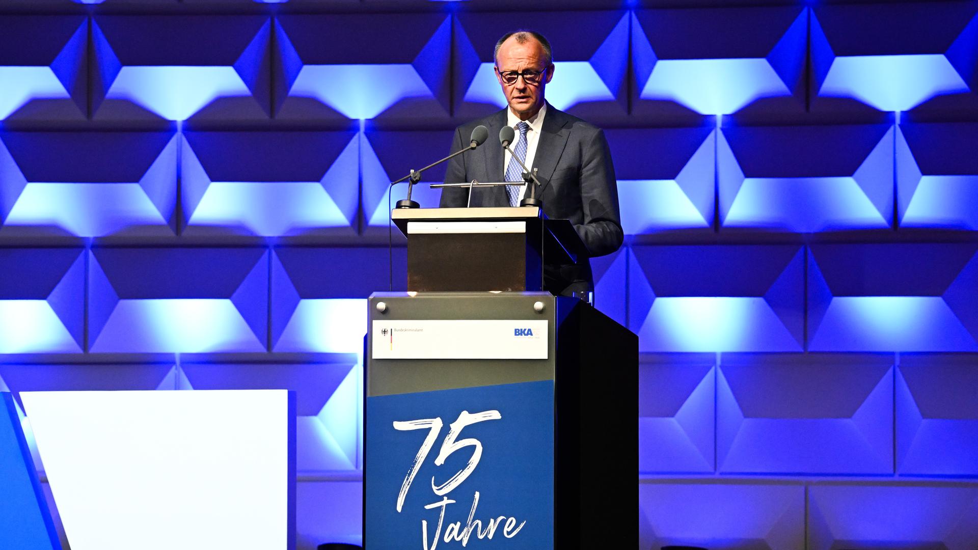 Bundeskanzler Friedrich Merz (CDU) spricht während des Festaktes anlässlich des 75-jährigen Bestehens des Bundeskriminalamtes (BKA).