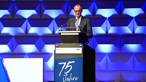 Bundeskanzler Friedrich Merz (CDU) spricht während des Festaktes anlässlich des 75-jährigen Bestehens des Bundeskriminalamtes (BKA).