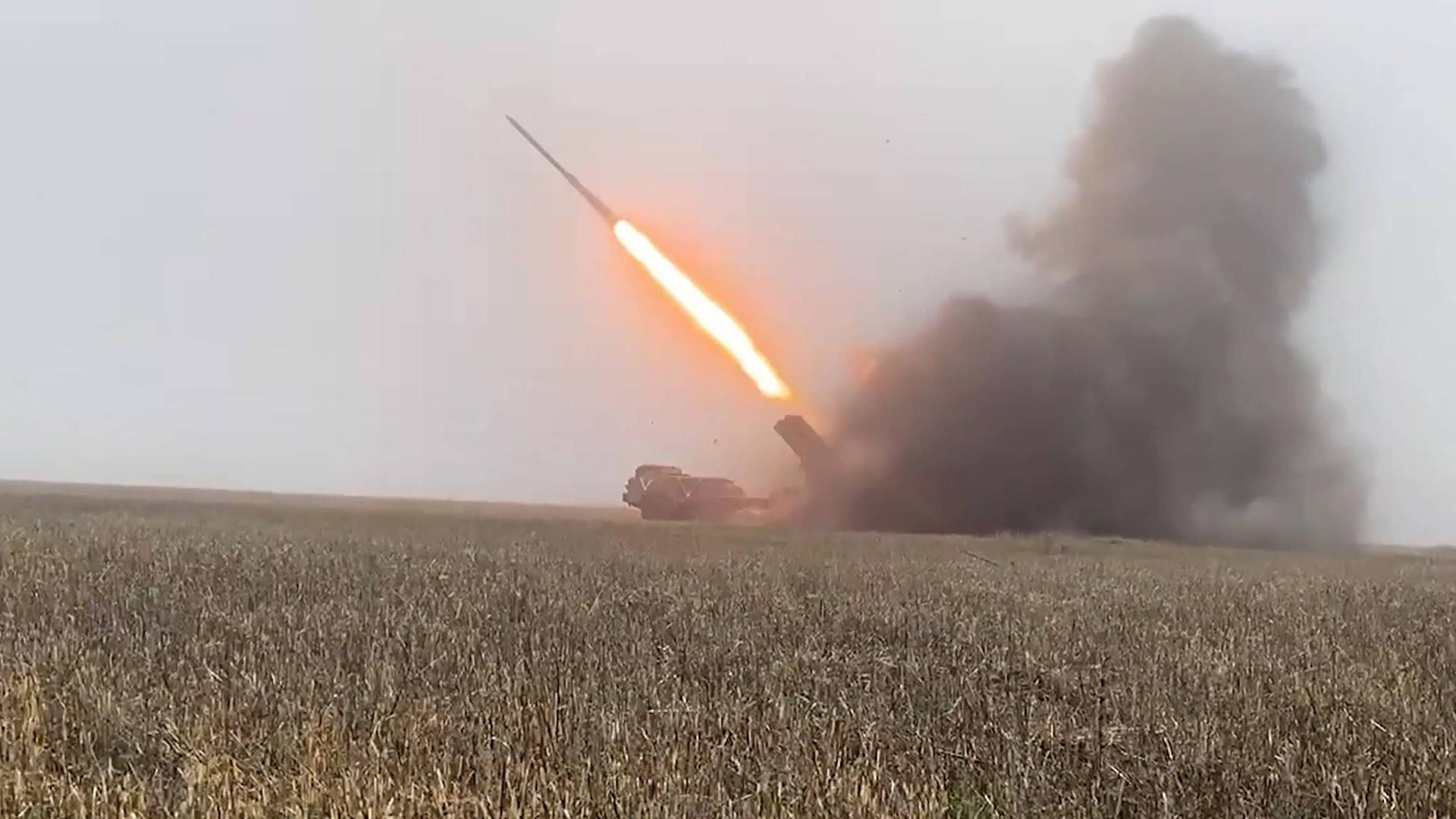 Ein Ausschnitt aus einem Video, in dem ein russischer Panzer zu sehen, der eine Rakete abfeuert. Ein Ausschnitt aus einem Video, in dem ein russischer Panzer zu sehen, der eine Rakete abfeuert.
