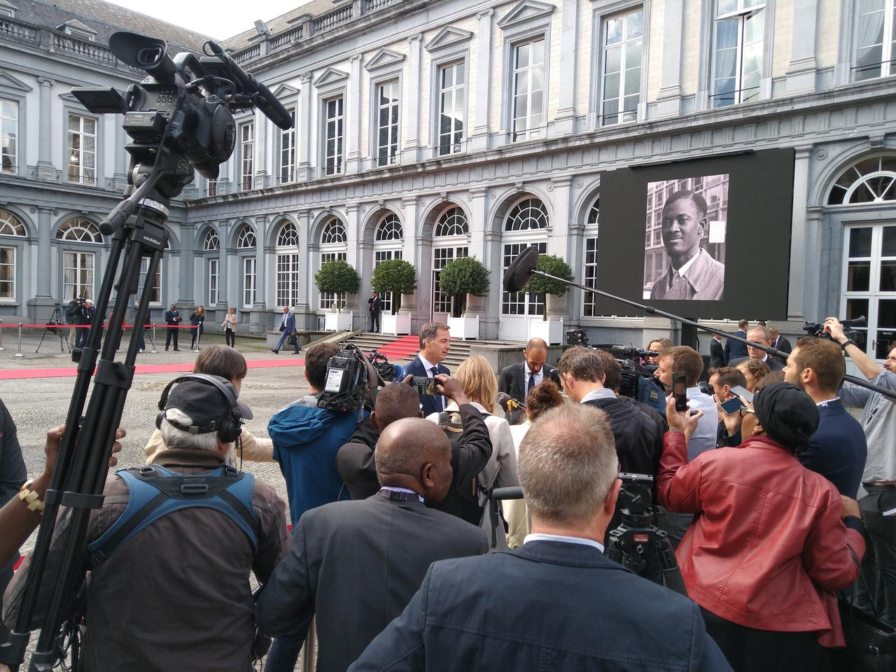 Ein Pulk Journalisten im Innenhof des Palais Egmont in Brüssel zur Zeremonie für Patrice Lumumba