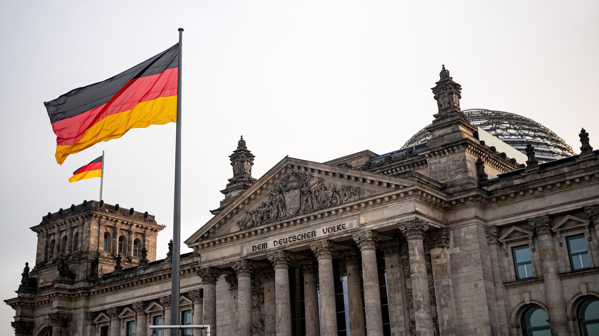 Die Deutsche Flagge weht vor dem Reichstagsgebäude am Jahrestag der Wiedervereinigung der beiden deutschen Staaten am 3. Oktober 1990.