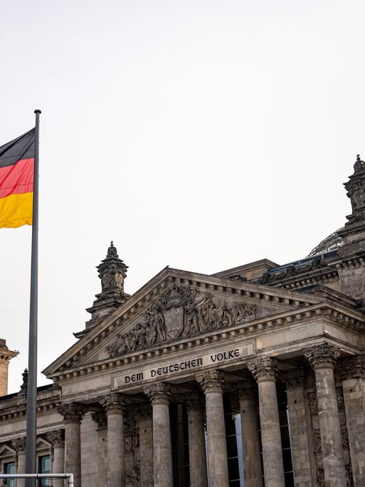 Die Deutsche Flagge weht vor dem Reichstagsgebäude am Jahrestag der Wiedervereinigung der beiden deutschen Staaten am 3. Oktober 1990.
