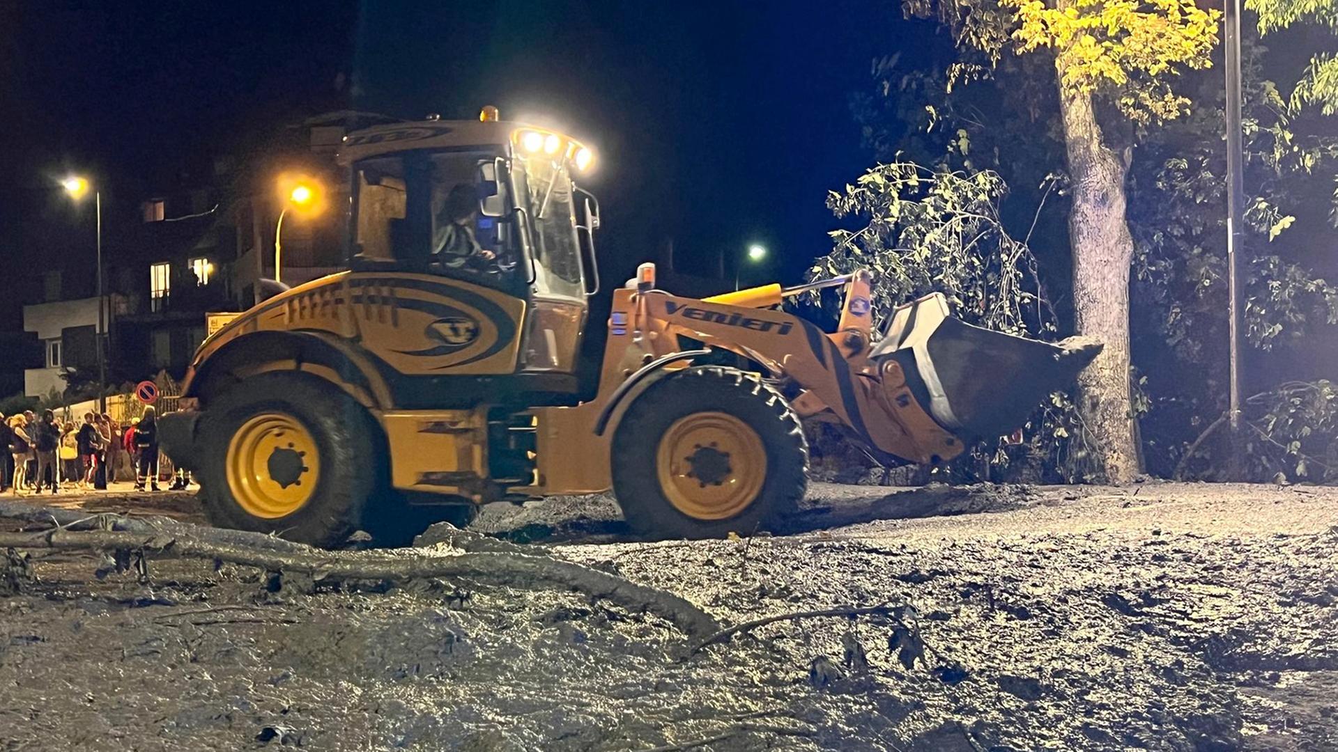 Italien, Bardonecchia: Ein Bagger beseitigt nach schweren Unwettern Schlamm und Geröll. Italien, Bardonecchia: Ein Bagger beseitigt nach schweren Unwettern Schlamm und Geröll.