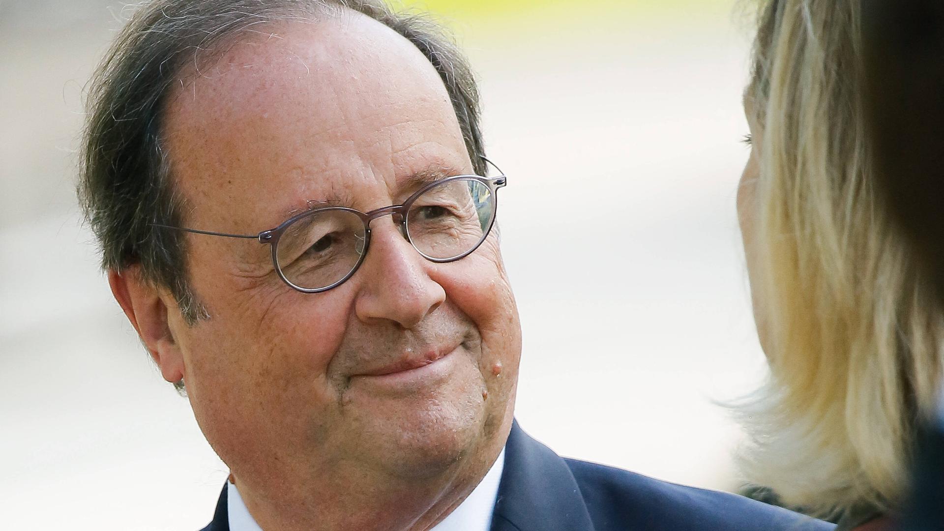 François Hollande im Porträt, er lächelt und schaut zur Seite. 