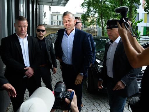 Ulrich Siegmund (M), AfD-Spitzenkandidat in Sachsen-Anhalt, kommt zur Bundespressekonferenz, um sich zum Ergebnis der Landtagswahl in Sachsen-Anhalt zu äußern.