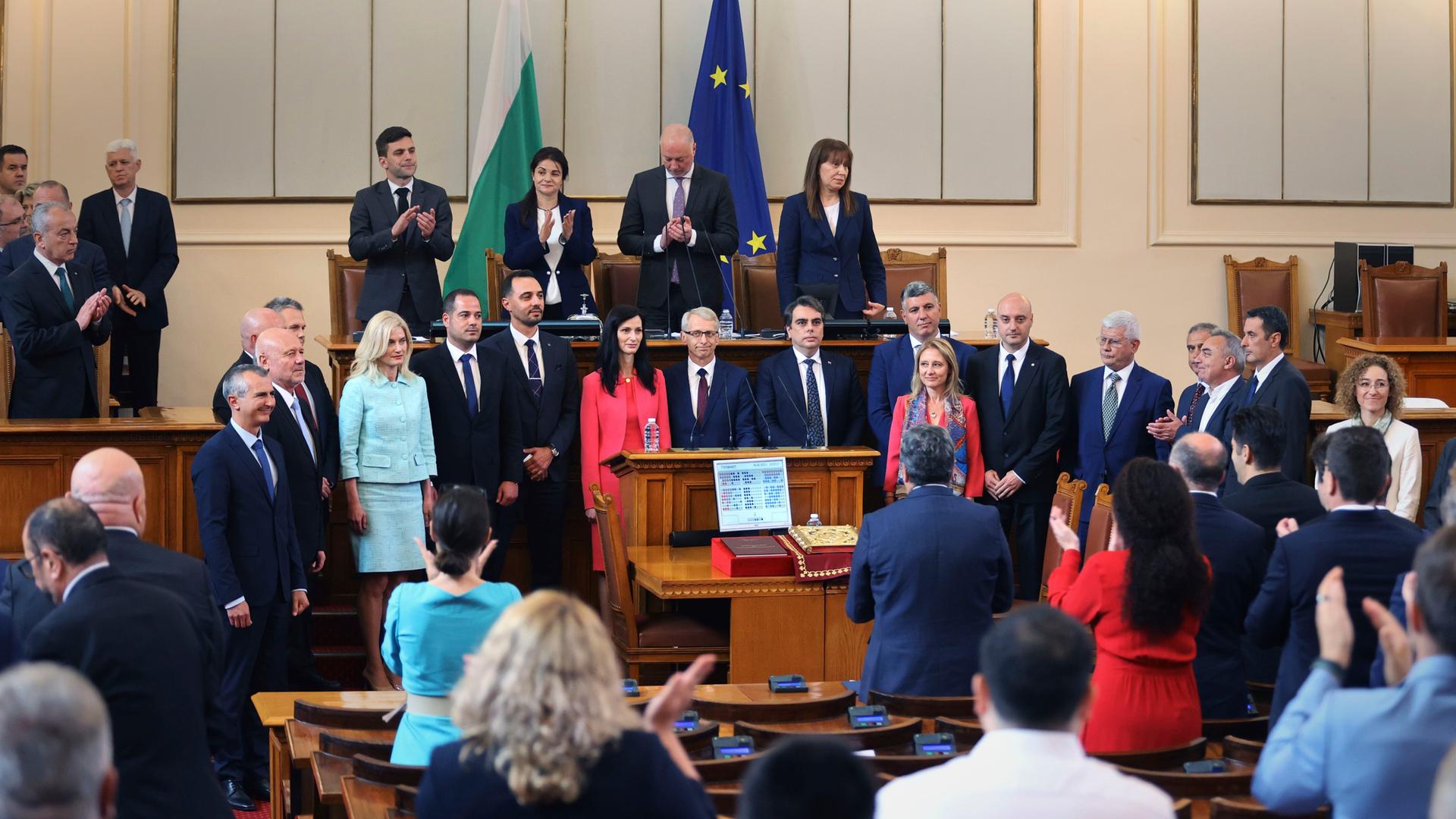 Sofia: Nikolaj Denkow (M), neu gewählter Ministerpräsident von Bulgarien, und seine Regierung werden bei ihrer Vereidigung im bulgarischen Parlament beklatscht.