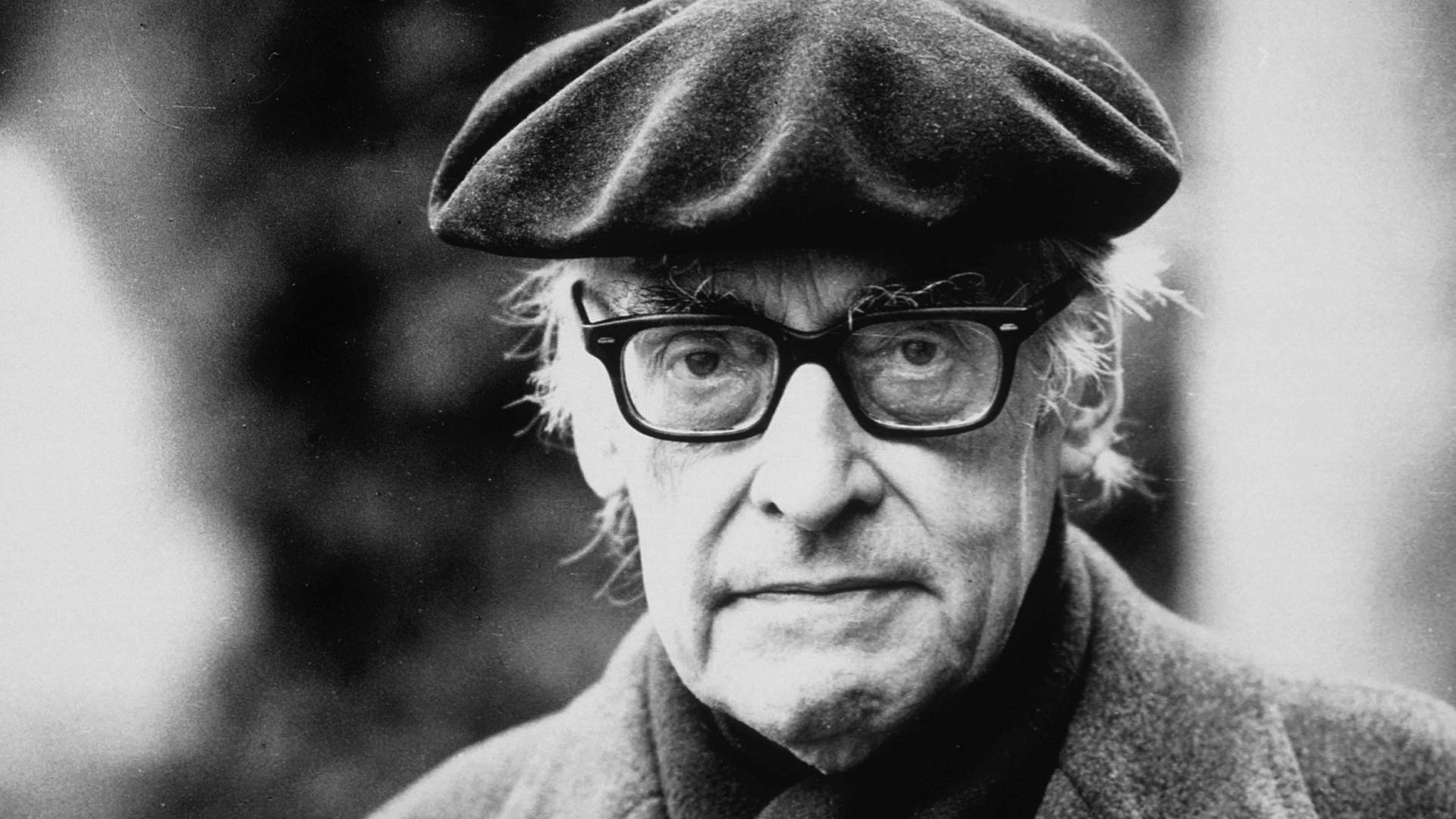 Historische undatiertes schwarz-weiß Porträt zeigt Raymond Queneau. Ein älterer Mann mit Baskenmütze und Hornbrille 