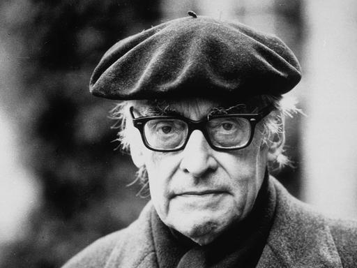 Historische undatiertes schwarz-weiß Porträt zeigt Raymond Queneau. Ein älterer Mann mit Baskenmütze und Hornbrille 