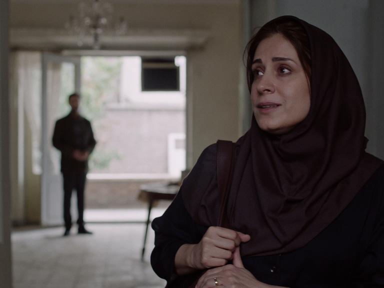 Schauspielerin Maryam Moghaddam in der Rolle der Mina in einer Szene aus "Ballade von der weißen Kuh".