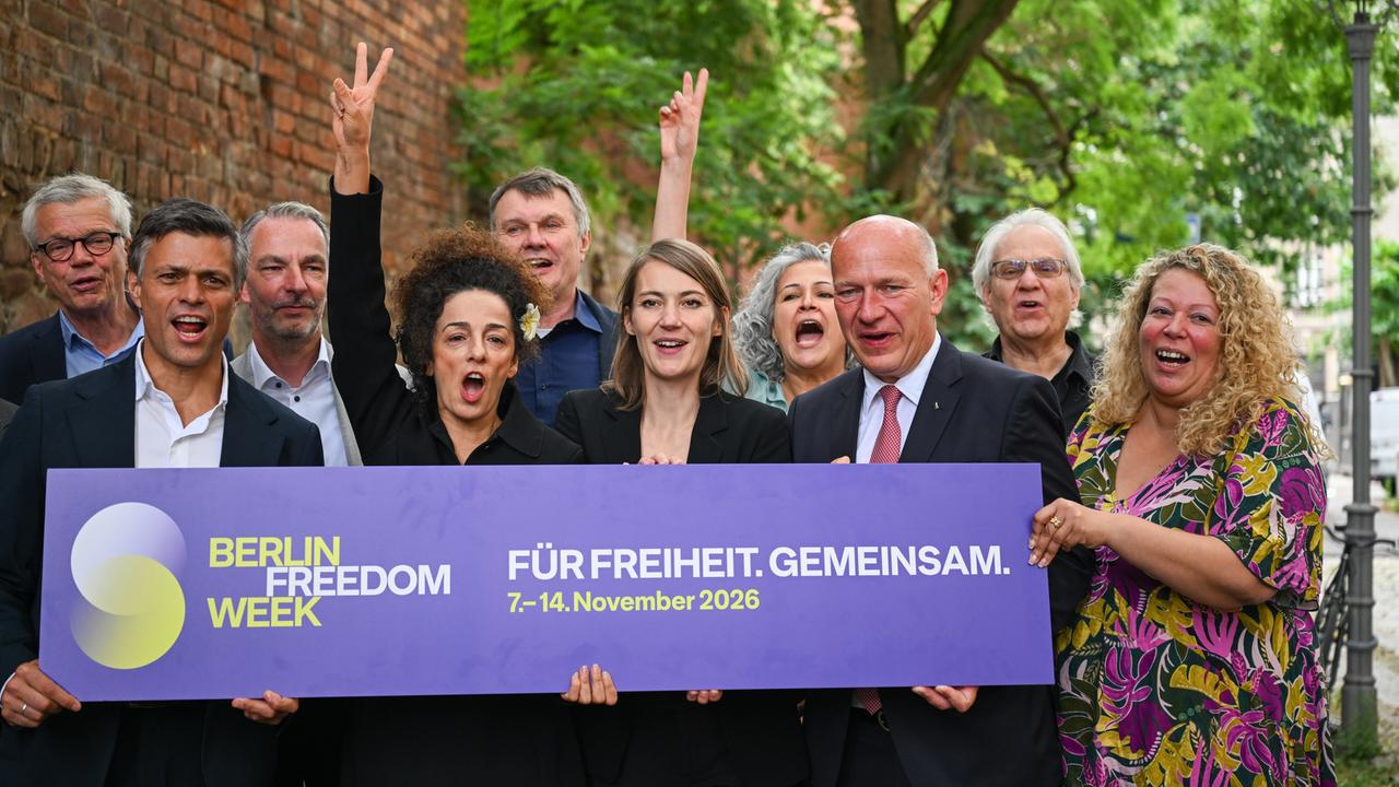 Berlins Regierender Bürgermeister Wegner (r.v.r, CDU) steht während der symbolischen Eröffnung des europäischen Hauptquartiers des World Liberty Congress in der Waisenstraße hinter einem Schild "Für Freiheit gemeinsam" neben den Gründern.