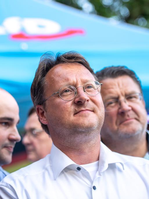 Der Vorsitzende der AfD in Thüringen, Björn Hoecke, steht bei der Stimmenauszählung nach der Landratswahl in Sonneberg neben AfD-Kandidat Robert Sesselmann.