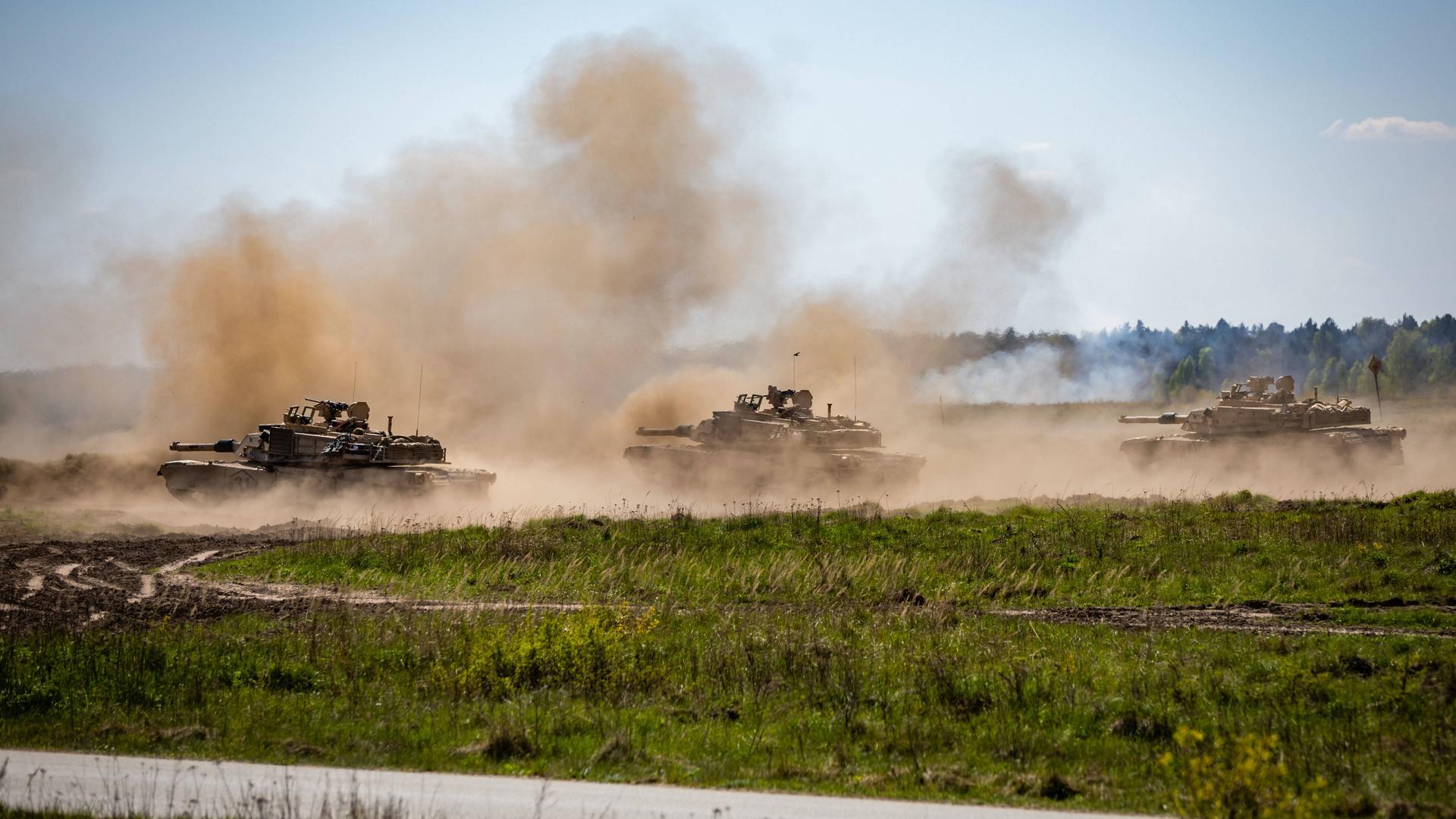 Rund 30 dieser Panzer soll die ukrainische Armee erhalten. Für sie ist die Uran-Munition vorgesehen. Hier üben die polnischen Streitkräfte mit Abrams-Panzern in der Nähe von Bemowo Piskie auf dem Truppenübungsplatz Poligon Orzysz.