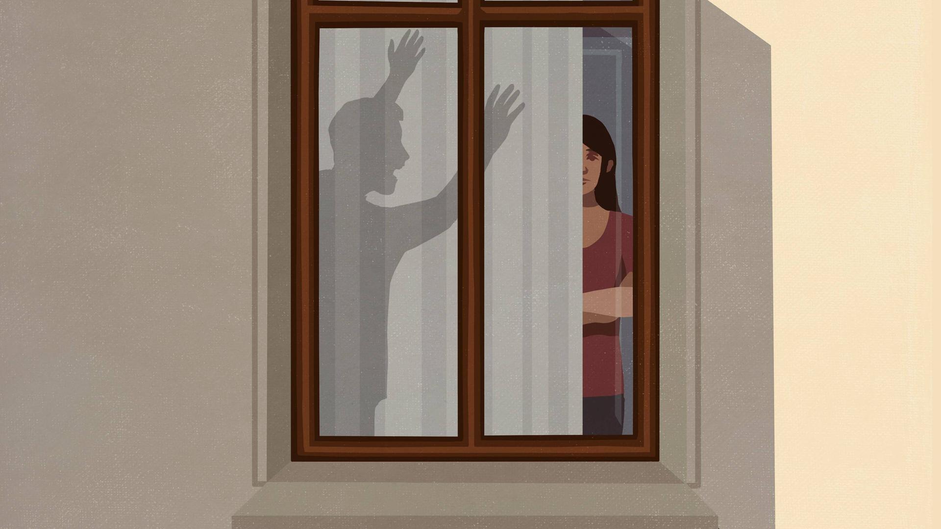 Schatten eines ärgerlichen gestikulierenden Mannes neben einer stillen Frau hinter einer Gardinen eines Wohnungsfensters