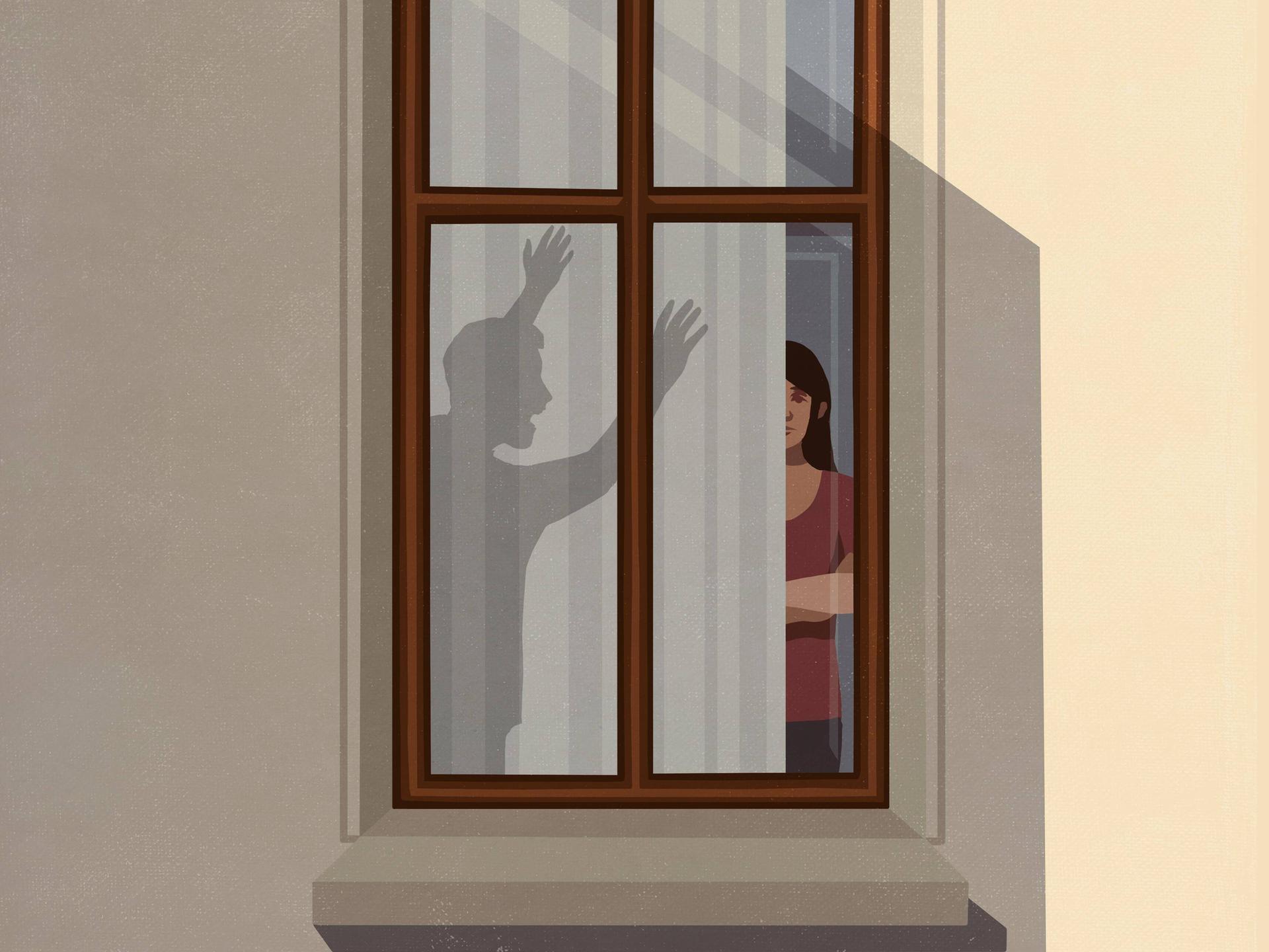 Schatten eines ärgerlichen gestikulierenden Mannes neben einer stillen Frau hinter einer Gardinen eines Wohnungsfensters