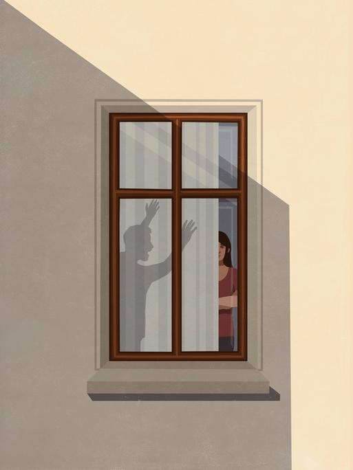 Schatten eines ärgerlichen gestikulierenden Mannes neben einer stillen Frau hinter einer Gardinen eines Wohnungsfensters