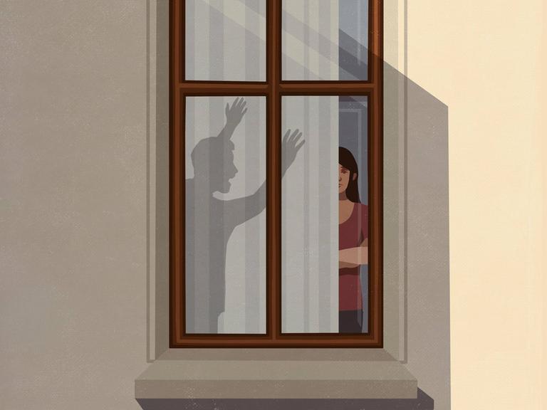 Schatten eines ärgerlichen gestikulierenden Mannes neben einer stillen Frau hinter einer Gardinen eines Wohnungsfensters