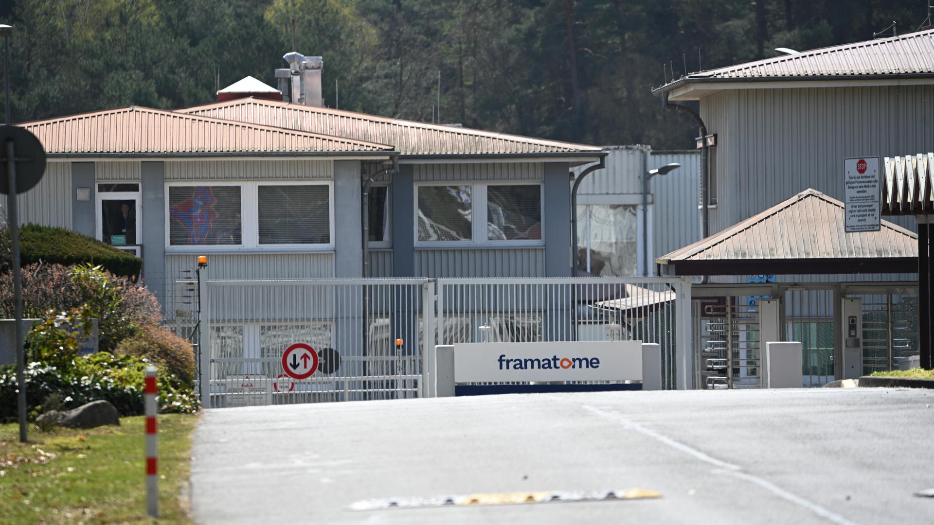 Blick auf ein Zugangstor vom Werk der Framatome - Advanced Nuclear Fuels GmbH die Brennelemente für osteuropäische Atomkraftwerke in der Lingener Brennelementefabrik herstellt. Blick auf ein Zugangstor vom Werk der Framatome - Advanced Nuclear Fuels GmbH die Brennelemente für osteuropäische Atomkraftwerke in der Lingener Brennelementefabrik herstellt.