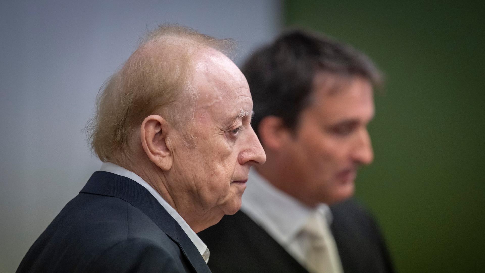 Alfons Schuhbeck (l) steht mit seinem Anwalt Norbert Scharf im Gerichtssaal des Landgericht München I. 