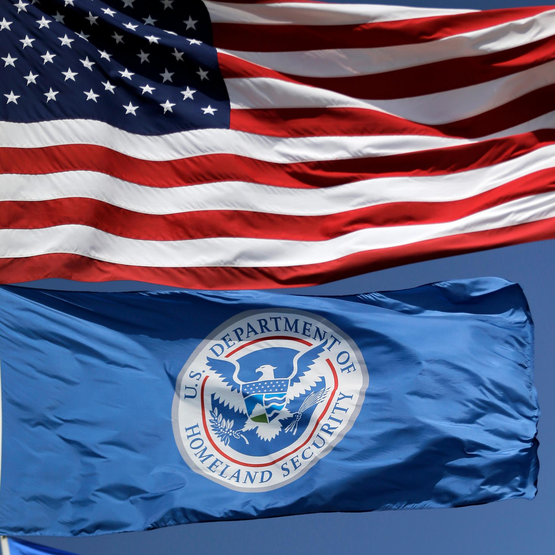 Die Fahnen der USA und der Heimatschutzbehörde wehen untereinander.