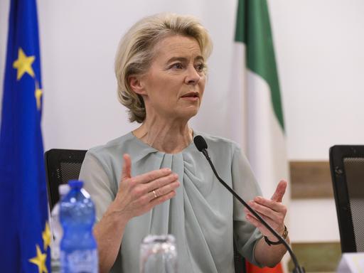 EU-Kommissionspräsidentin Ursula Von Der Leyen vor der EU- und Italien-Flagge in Lampedusa anlässlich der EU-Migrationskrise