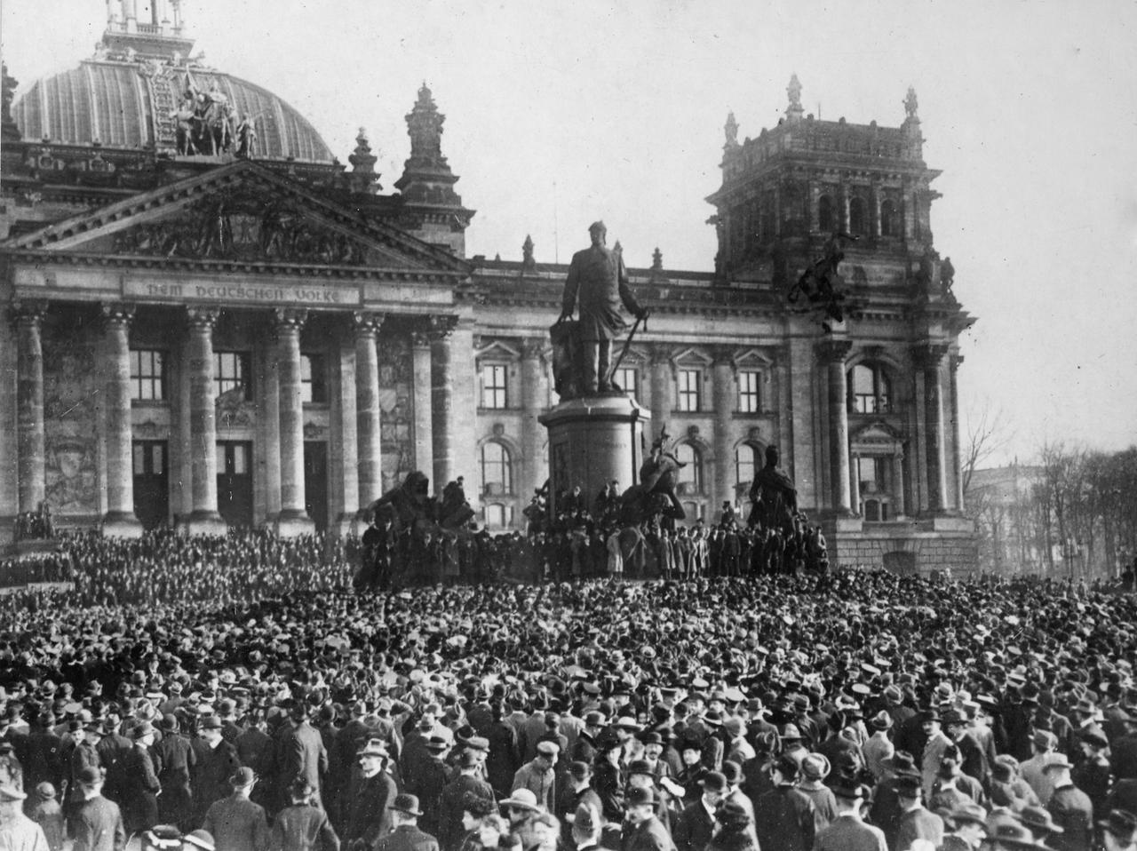 Eine große Menschenmenge vor dem Reichstag in Berlin im Jahr 1918.