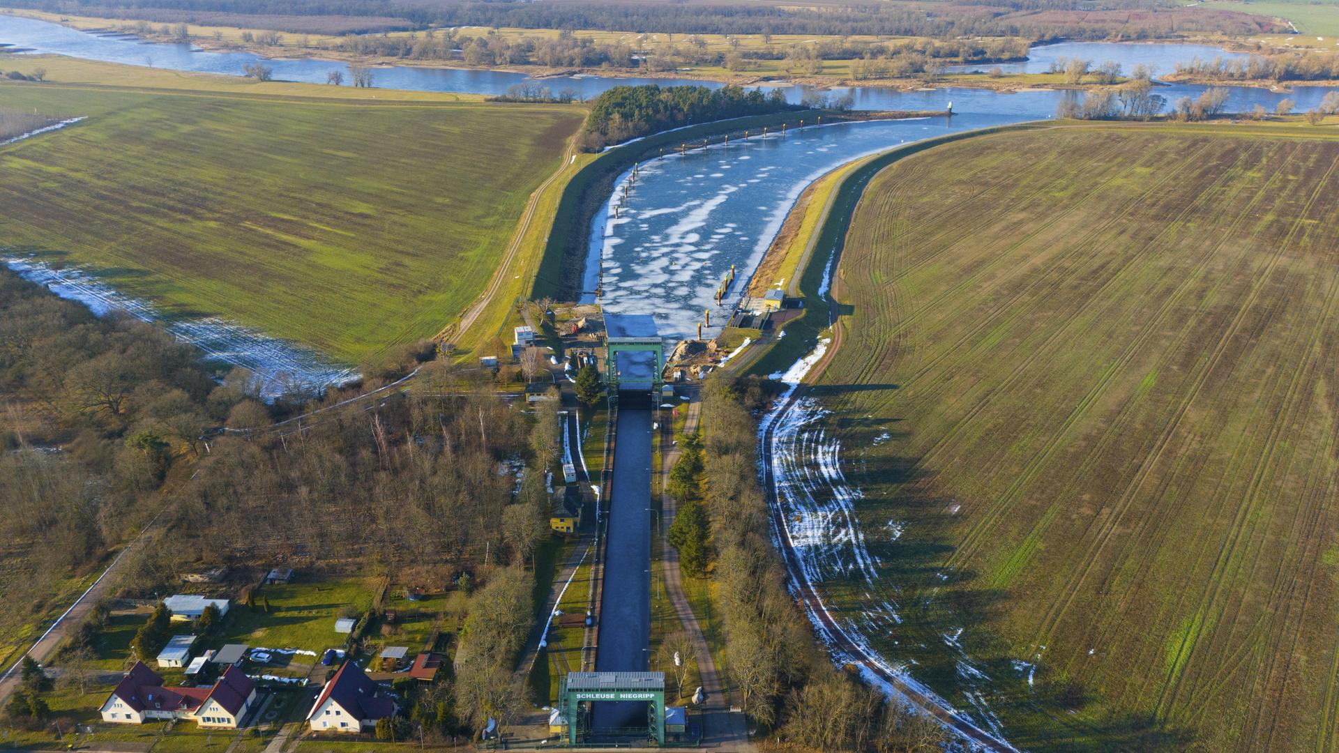 Ein Kanal mit angrenzenden Feldern und einer Schleuse, aus der Vogelperspektive betrachtet, in Sachsen-Anhalt.