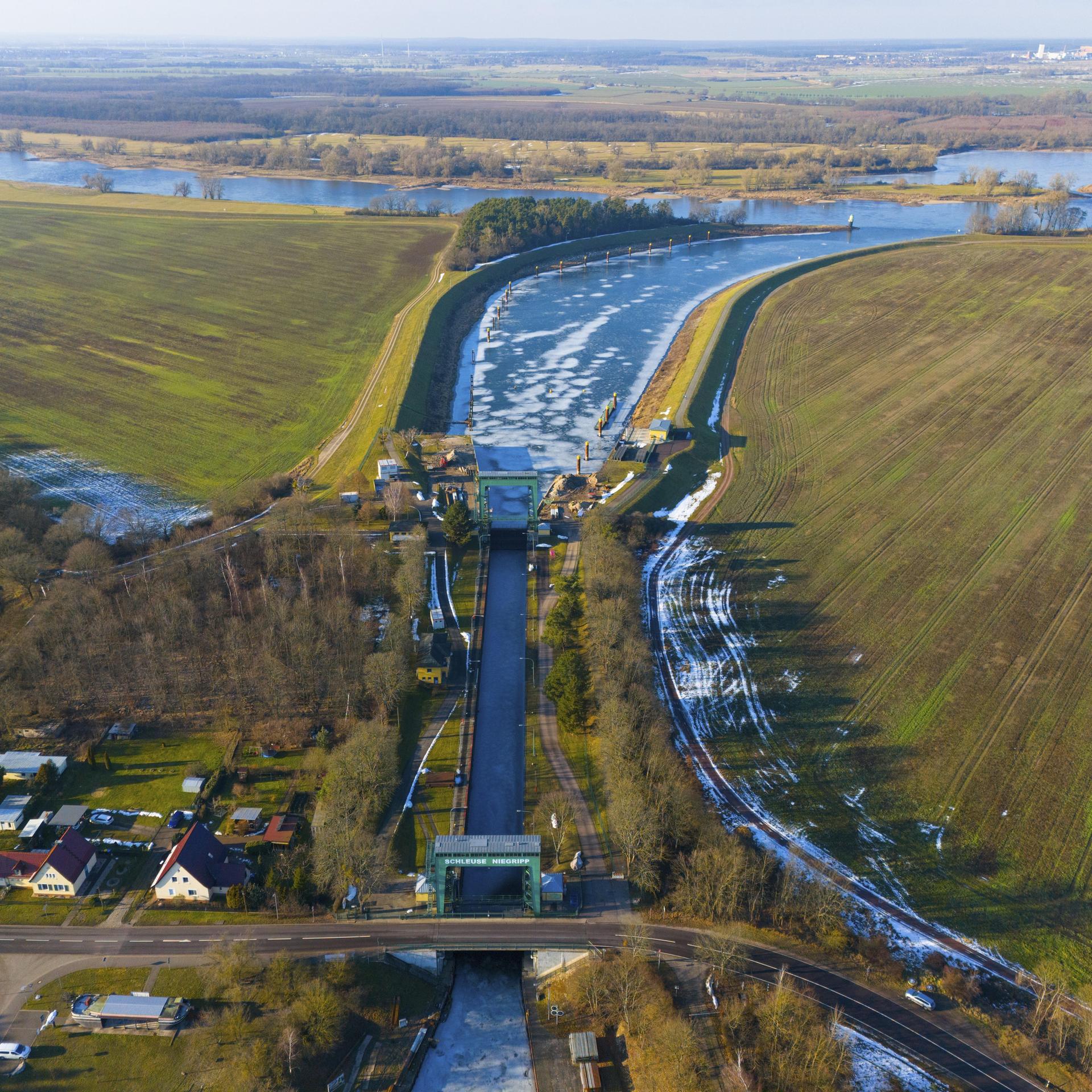 Ein Kanal mit angrenzenden Feldern und einer Schleuse, aus der Vogelperspektive betrachtet, in Sachsen-Anhalt