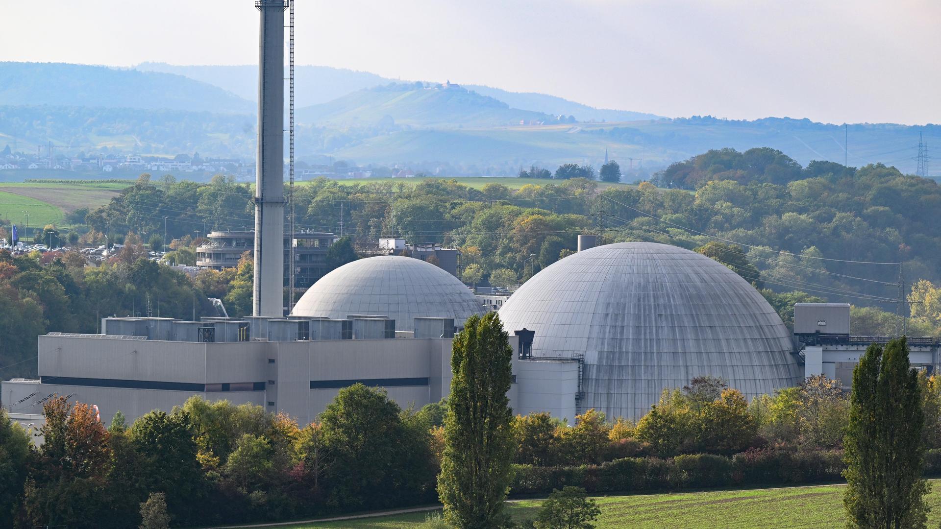 Das Kernkraftwerk Neckarwestheim umgeben von grüner Natur