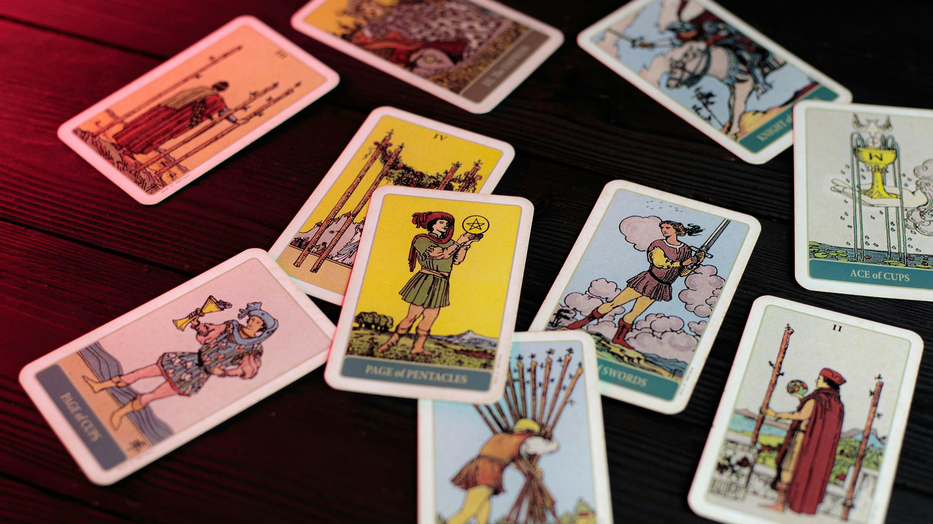 Tarotkarten auf einem Tisch verteilt. Tarotkarten auf einem Tisch verteilt.