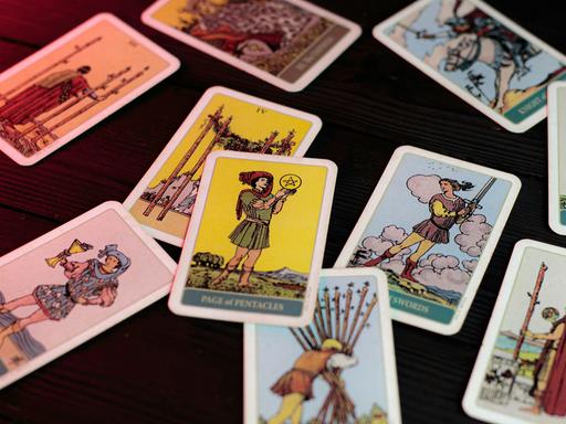 Tarotkarten auf einem Tisch verteilt. 