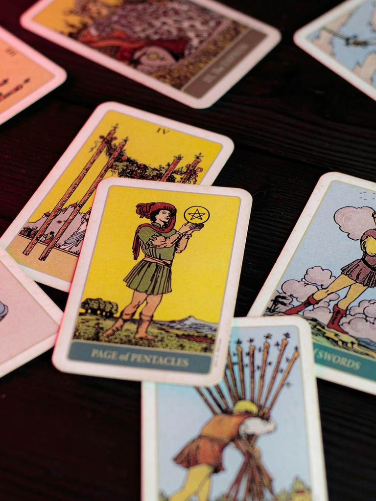 Tarotkarten auf einem Tisch verteilt. 